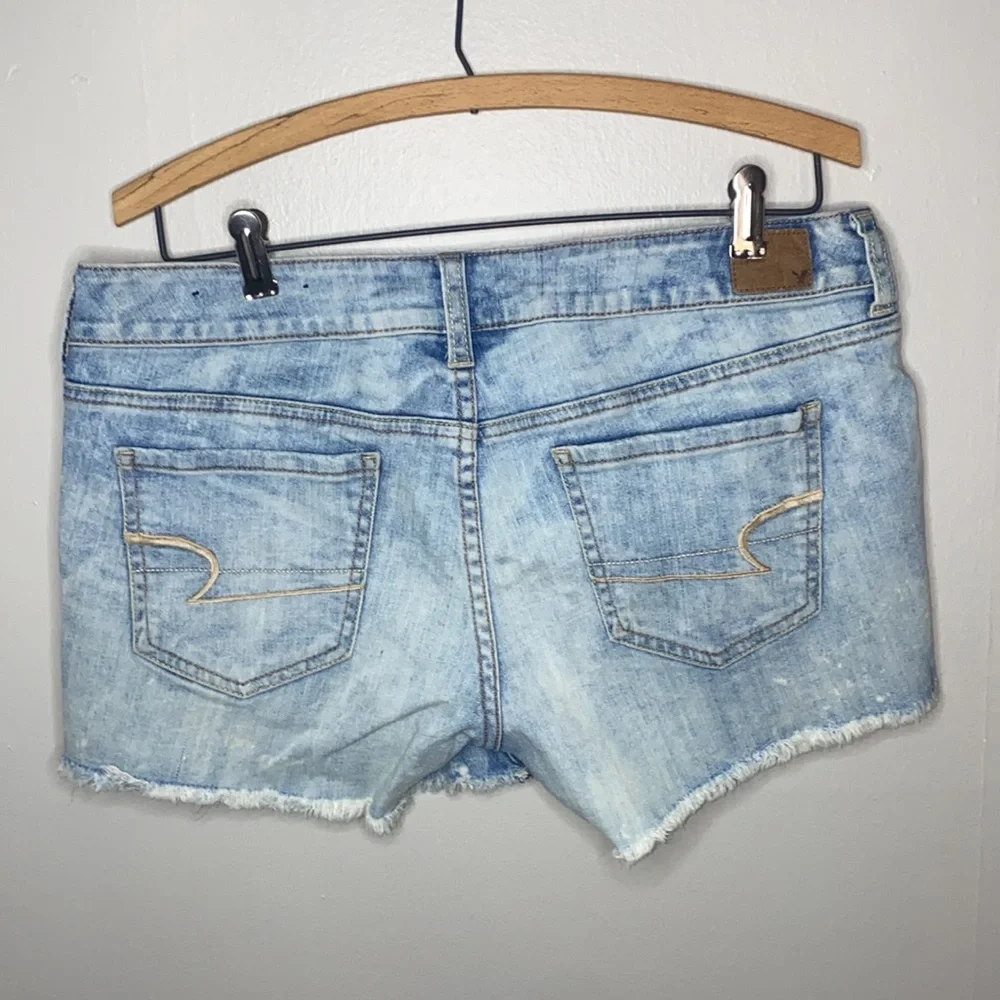 🎱Vintage Light-wash distressed American Eagle jean shorts! - Picture 9 of 9